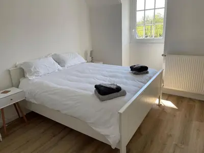 Un ou plusieurs lits dans un hébergement de l'établissement Normandy Countryside 2-Bedroom Gite with Private Grounds near D-Day Beaches and Mont Saint Michel
