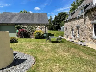 Jardin de l'établissement Normandy Countryside 2-Bedroom Gite with Private Grounds near D-Day Beaches and Mont Saint Michel