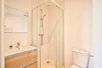 Salle de bains dans l'établissement La Bonbonnière verte