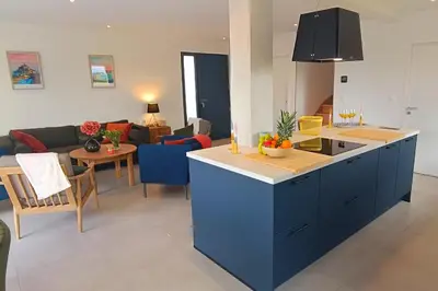 Cuisine ou kitchenette dans l'établissement Maison neuve proche plage avec parking gratuit et privé à 5 min du musée de la Batterie de Merville