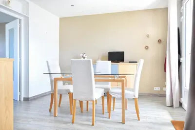 Télévision ou salle de divertissement dans l'établissement En bord de mer - Appt à moins d'un km de la plage