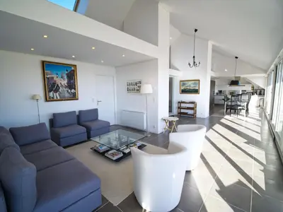 Coin salon dans l'établissement Vue incroyable sur la mer, lumineux !