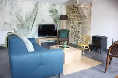 Télévision ou salle de divertissement dans l'établissement Aux Portes de la Hougue