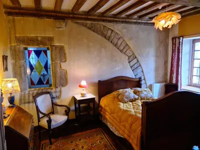 Coin salon dans l'établissement Prieuré saint Léonard, XIème siècle, Baie du mont saint Michel