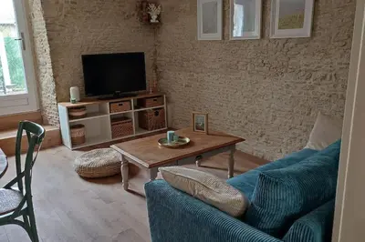 Télévision ou salle de divertissement dans l'établissement Appartement avec jardin et accès mer