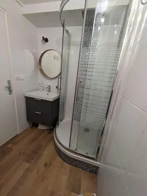 Salle de bains dans l'établissement Appartement avec jardin et accès mer