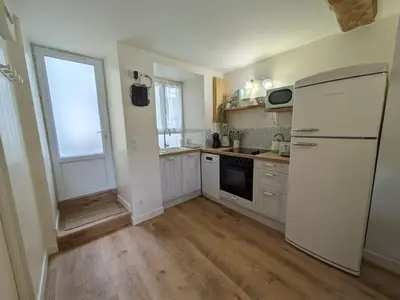 Cuisine ou kitchenette dans l'établissement Appartement avec jardin et accès mer