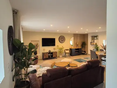 Télévision ou salle de divertissement dans l'établissement Villa Terre & Mer avec piscine intérieure proche Cabourg
