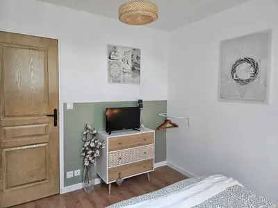 Télévision ou salle de divertissement dans l'établissement Gîtes Nos jours heureux - L'escapade, maison de campagne