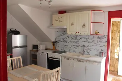 Cuisine ou kitchenette dans l'établissement Maison 2 chambres, de centre ville, avec cour exposition sud, à 300 m du port