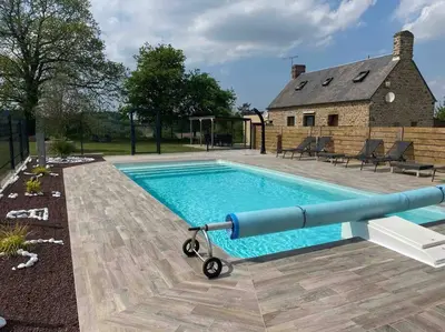Piscine de l'établissement La Miltière, maison avec piscine, spa et sauna ou située à proximité