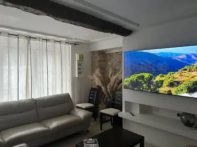 Télévision ou salle de divertissement dans l'établissement La Verdière