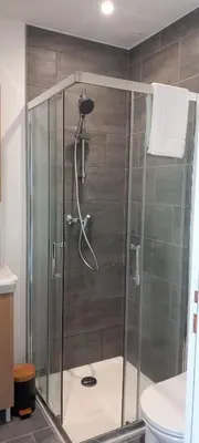 Salle de bains dans l'établissement La maisonnette cherbourgeoise