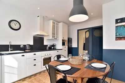 Cuisine ou kitchenette dans l'établissement La Perlezen - Appt pour 4 à 100m de la plage