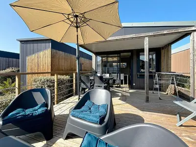 Coin salon dans l'établissement Mobil-home Confort 4 pers, plage à 200m, piscine chauffée, terrasse Sud, parking, wifi inclus - FR-1-361A-81