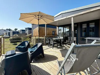 Balcon ou terrasse dans l'établissement Mobil-home Confort 4 pers, plage à 200m, piscine chauffée, terrasse Sud, parking, wifi inclus - FR-1-361A-81