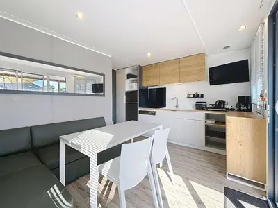 Cuisine ou kitchenette dans l'établissement Mobil-home Confort 4 pers, plage à 200m, piscine chauffée, terrasse Sud, parking, wifi inclus - FR-1-361A-81