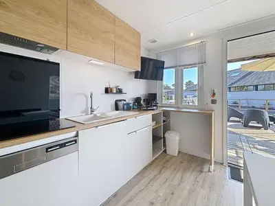 Cuisine ou kitchenette dans l'établissement Mobil-home Confort 4 pers, plage à 200m, piscine chauffée, terrasse Sud, parking, wifi inclus - FR-1-361A-81