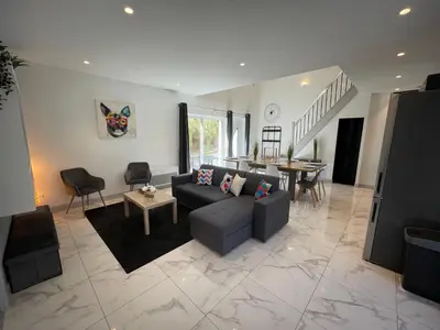 Coin salon dans l'établissement Belle maison au calme avec parking