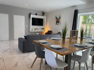 Coin salon dans l'établissement Belle maison au calme avec parking