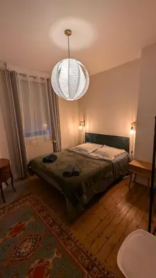 Un ou plusieurs lits dans un hébergement de l'établissement Villa des roses, comme à la maison