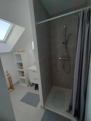 Salle de bains dans l'établissement Le Normandy