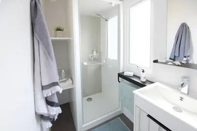 Salle de bains dans l'établissement Bungalow Bord de mer