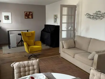 Coin salon dans l'établissement Appartement lumineux avec 2 chambres au cœur de Merville-Franceville - FR-1-465-111