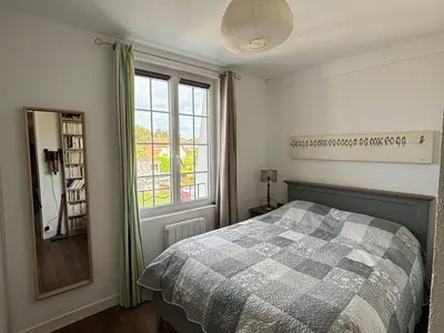 Un ou plusieurs lits dans un hébergement de l'établissement Appartement lumineux avec 2 chambres au cœur de Merville-Franceville - FR-1-465-111