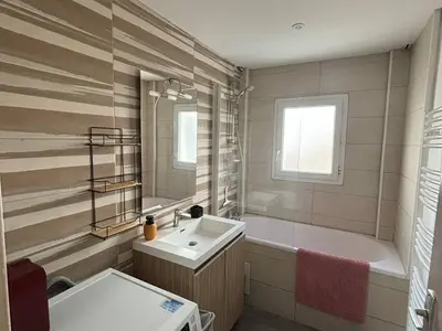 Salle de bains dans l'établissement Appartement lumineux avec 2 chambres au cœur de Merville-Franceville - FR-1-465-111