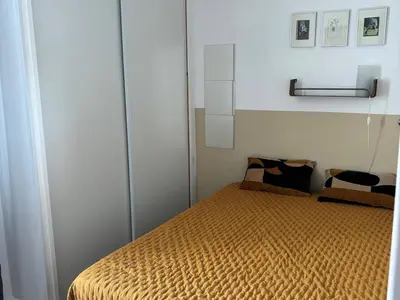 Un ou plusieurs lits dans un hébergement de l'établissement Appartement lumineux avec 2 chambres au cœur de Merville-Franceville - FR-1-465-111
