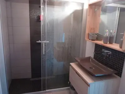 Salle de bains dans l'établissement Le 107 grande maison accès direct et vue sur mer