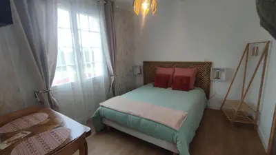 Un ou plusieurs lits dans un hébergement de l'établissement Studio jardin st jean de daye