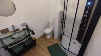 Salle de bains dans l'établissement Studio jardin st jean de daye