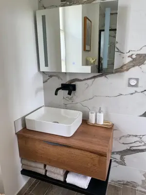 Salle de bains dans l'établissement Domaine de Marculfo