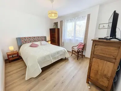 Télévision ou salle de divertissement dans l'établissement Villa moderne 5 chambres au bord de la plage avec parking inclus - FR-1-361-540