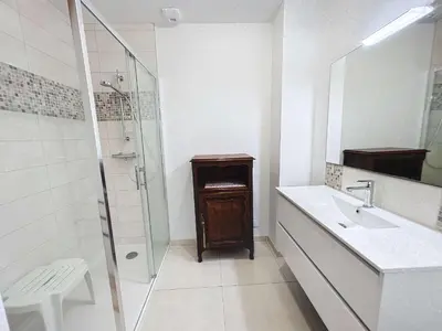 Salle de bains dans l'établissement Villa moderne 5 chambres au bord de la plage avec parking inclus - FR-1-361-540