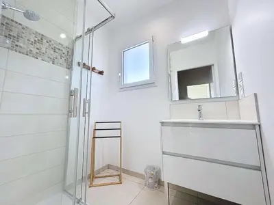 Salle de bains dans l'établissement Villa moderne 5 chambres au bord de la plage avec parking inclus - FR-1-361-540