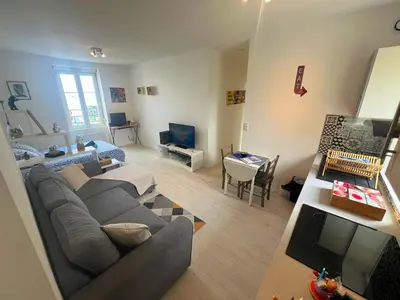 Télévision ou salle de divertissement dans l'établissement Beau Studio avec vue sur Mer et parking gratuit