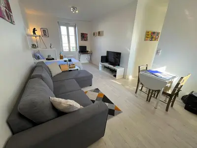 Télévision ou salle de divertissement dans l'établissement Beau Studio avec vue sur Mer et parking gratuit