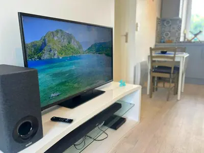 Télévision ou salle de divertissement dans l'établissement Beau Studio avec vue sur Mer et parking gratuit