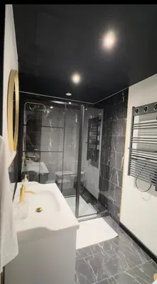 Salle de bains dans l'établissement Love Room Chic Lescapade à Cherbourg