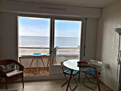 Vue générale sur la mer ou vue sur la mer prise depuis l'appartement
