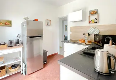 Cuisine ou kitchenette dans l'établissement La Villa des Hortensias