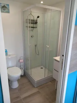 Salle de bains dans l'établissement Petite maison du Tronquay