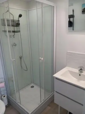Salle de bains dans l'établissement Petite maison du Tronquay