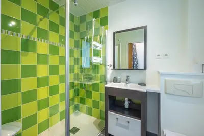 Salle de bains dans l'établissement La Tanière des Oursons - proche de la plage