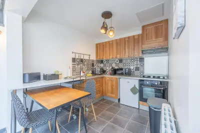 Cuisine ou kitchenette dans l'établissement La Tanière des Oursons - proche de la plage
