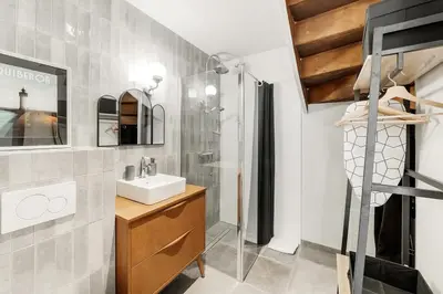 Salle de bains dans l'établissement LE ROCHER- Belle maison de charme -Jardin/Parking