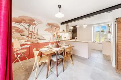 Cuisine ou kitchenette dans l'établissement LE ROCHER- Belle maison de charme -Jardin/Parking